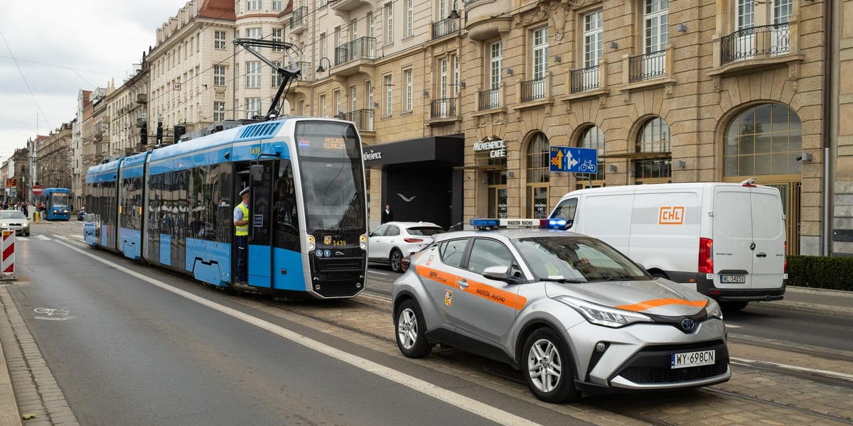 Samochód nadzoru ruchu MPK stojący na torowisku na ul. Piłsudskiego koło Dworca Głównego PKP - zdarzenie z 6 lipca 2026 r.