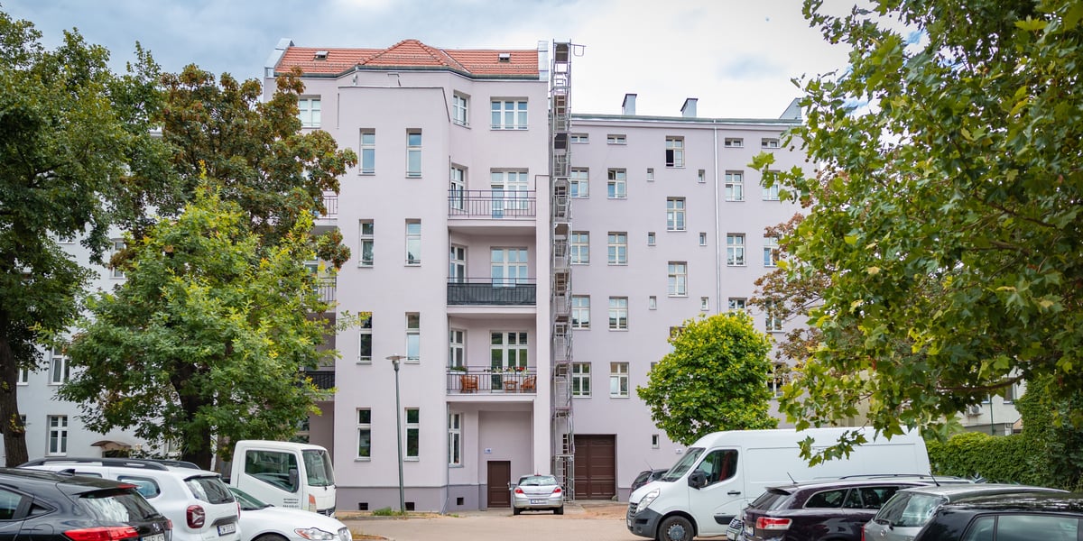Kamienica przy Placu Strzeleckim po remoncie. Widok na ocieploną i odnowioną elewację od podwórza