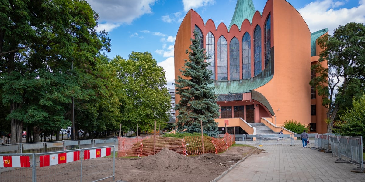 Zdjęcie kościoła Ducha Świętego i rozkopów przed nim, 9 lipca 2026 r.