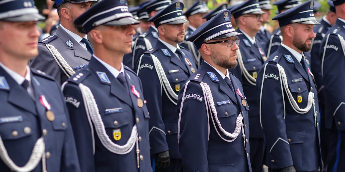 Policjanci i policjantki w galowych policyjnych mundurach. Wojewódzkie obchody Święta Policji we Wrocławiu, 10 lipca 2026 r. 