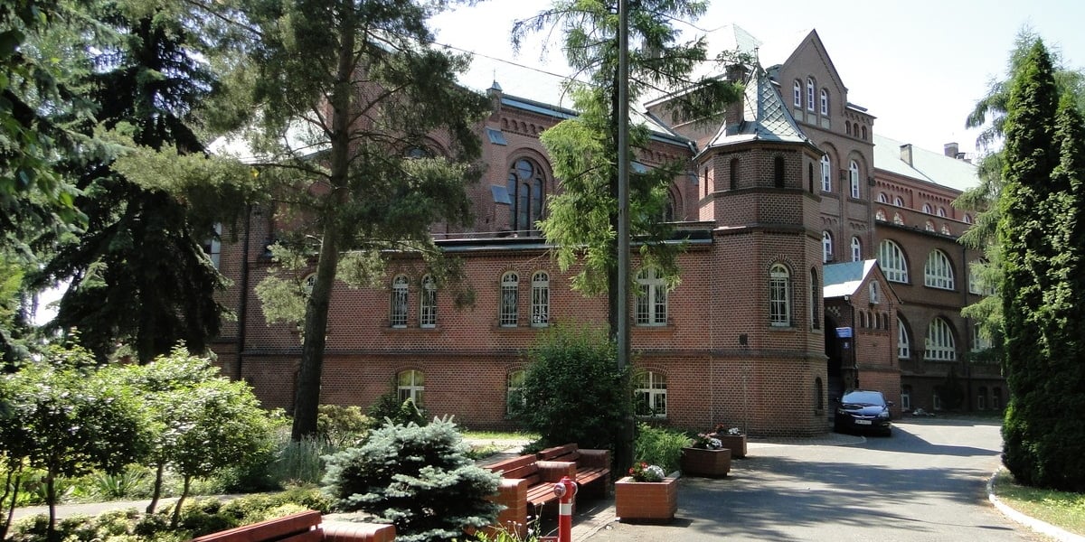 Zakład Opiekuńczo-Leczniczy Sióstr Zgromadzenia Chrystusa Dobrego Pasterza w Świętej Katarzynie, na filmowym planie był szpitalem, do którego trafił niewierny Karol.