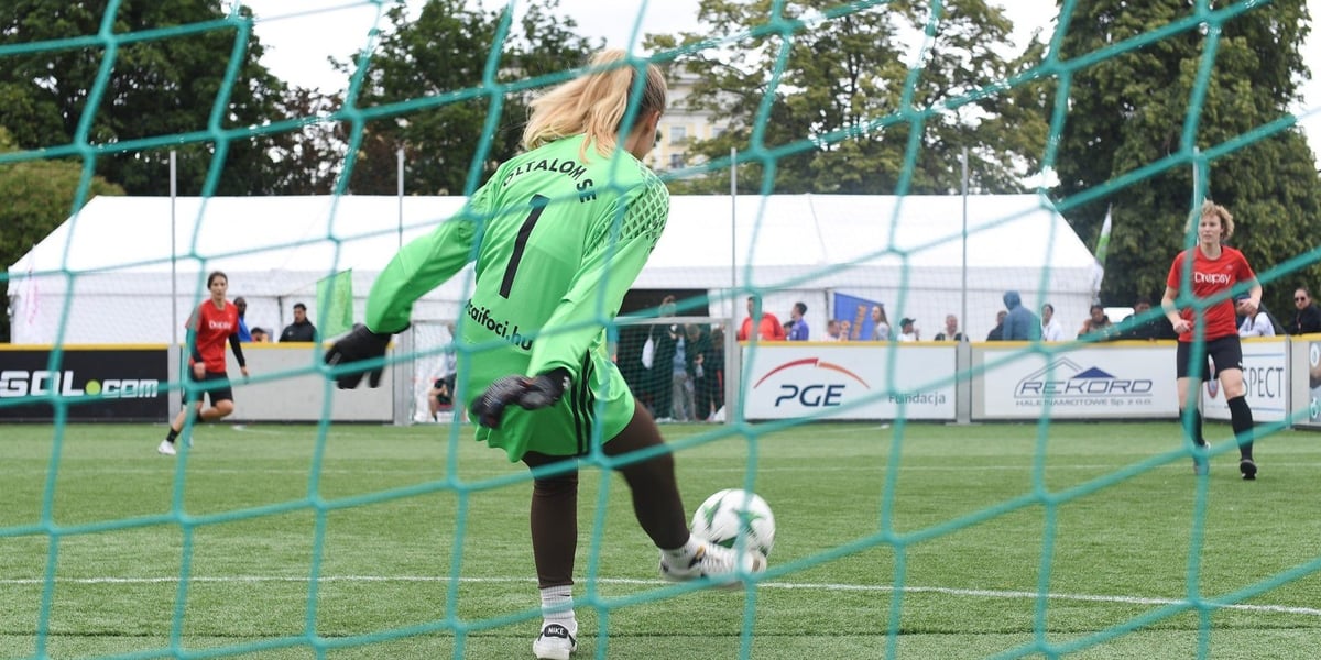Bramkarka wykopuje piłkę podczas poprzedniej edycji Wroclaw Cup na Placu Wolności (zdjęcie ilustracyjne)