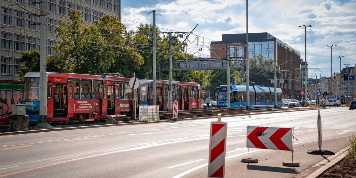 dwa jadące w przeciwnych kierunkach tramwaje znalazły się na jednym torze