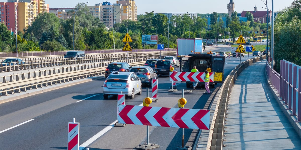 Rozpoczyna się remont na Gądowiance. W poniedziałek rano ekipy ustawiały tymczasowe oznakowanie i barierki