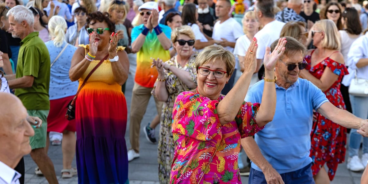 Wrocławska potańcówka na Placu Wolności rozpoczęła się lekcją tańca West Coast Swing 
