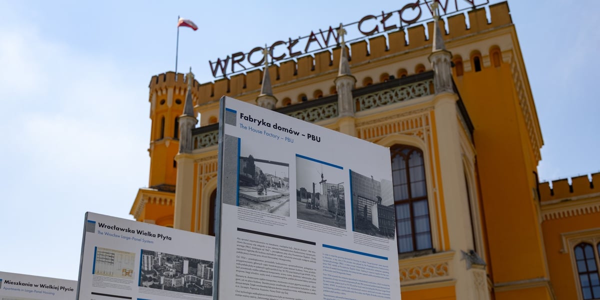 Plenerowa wystawa „Prefabrykaty na Kwadraty”  przed Dworcem Głównym we Wrocławiu