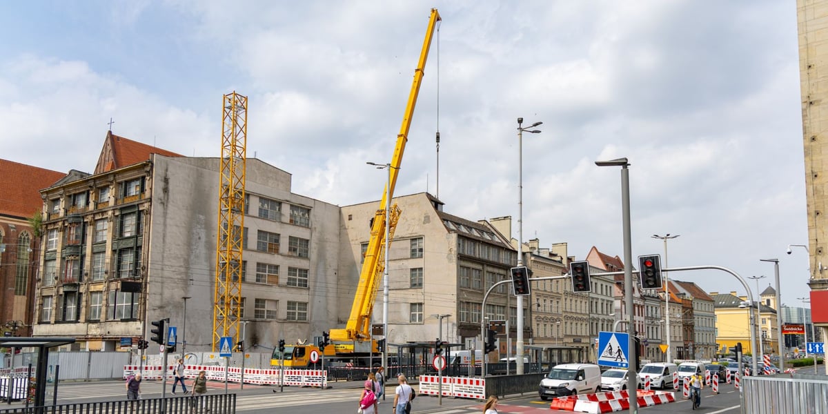 Sprawca utrudnień: potężny dźwig montujący żurawia – wysoki stacjonarny dźwig, który pracować będzie przy budowie budynku u zbiegu Świdnickiej i Kazimierza Wielkiego  