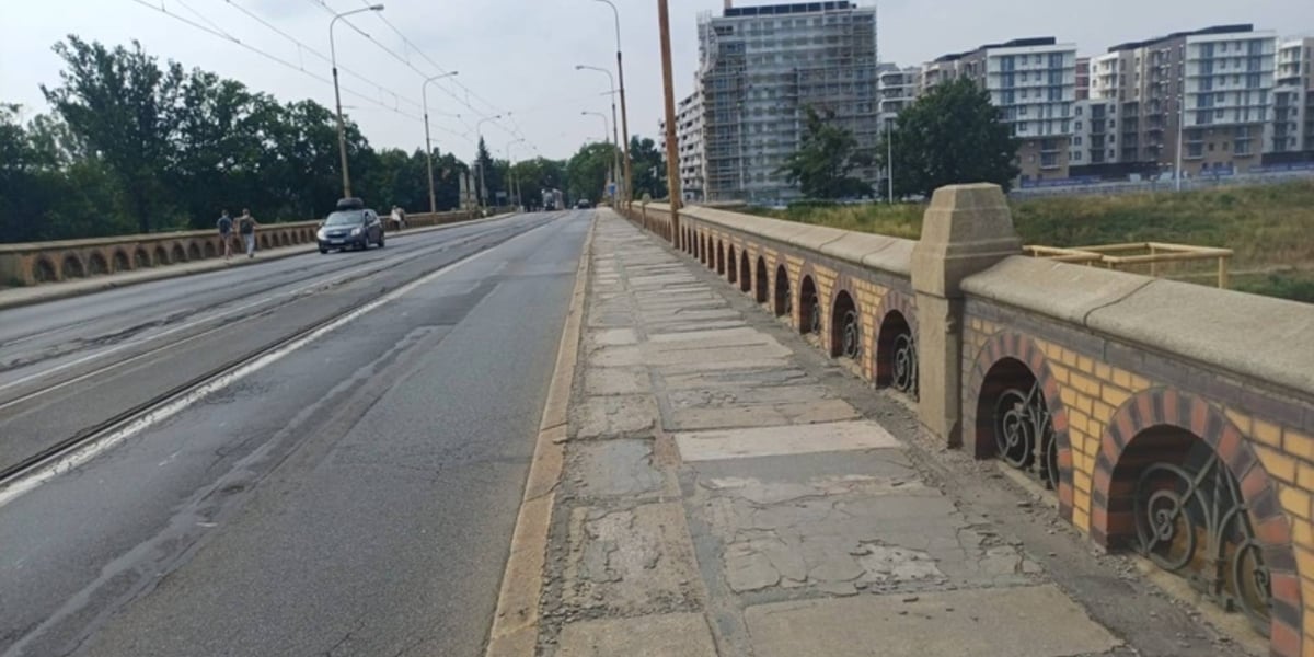 Uszkodzony chodnik na Mostach Osobowickich