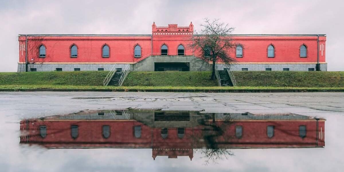 Budynek MPWiK Wrocław odbijający się w tafli wody