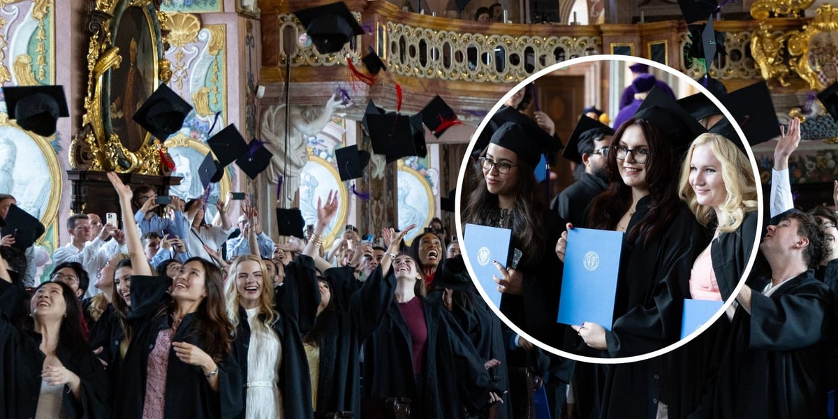 Uśmiechnięci kobiety i mężczyźni podrzucają absolwenckie birety. Graduation Ceremony 2026 w Auli Leopoldina, 17.07.2026 r.