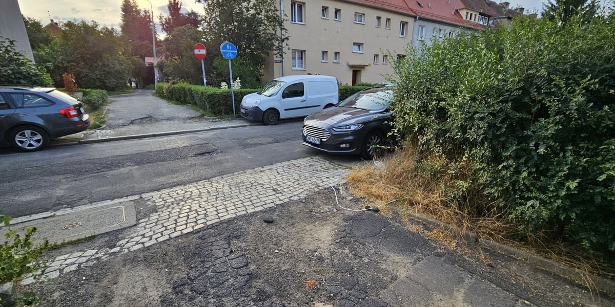 Skrzyżowanie ulic Boznańskiej i Kotsisa - stan przed remontem.