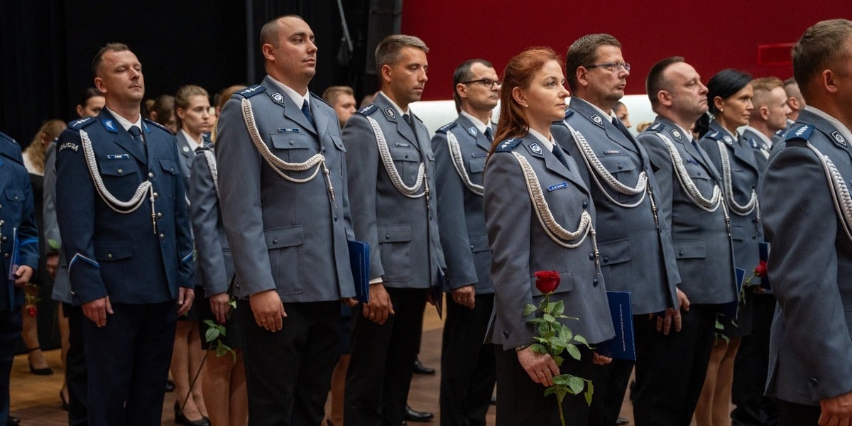Kobiety i mężczyźni w policyjnych galowych mundurach. Święto Policji 2026 we Wrocławiu