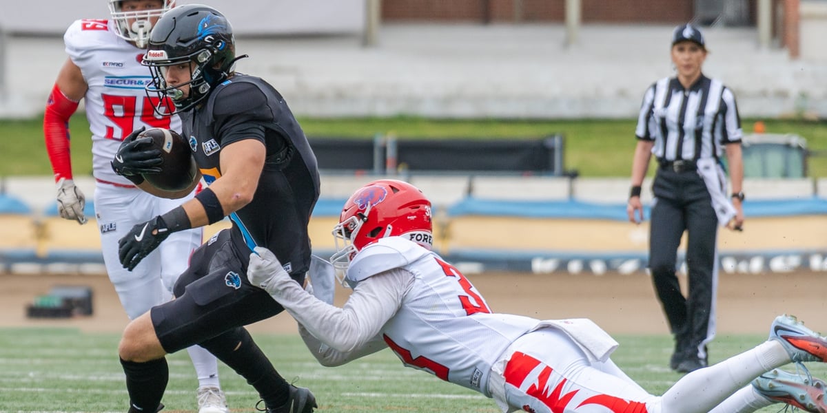 Dwóch zawodników futbolu amerykańskiego podczas akcji w meczu Panthers Wrocław - Firenze Red Lions 19 lipca na Stadionie Olimpijskim.