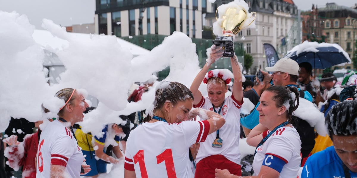 Polki świętują w pianie zwycięstwo w turnieju Wrocław Cup 2026 na Placu Wolności