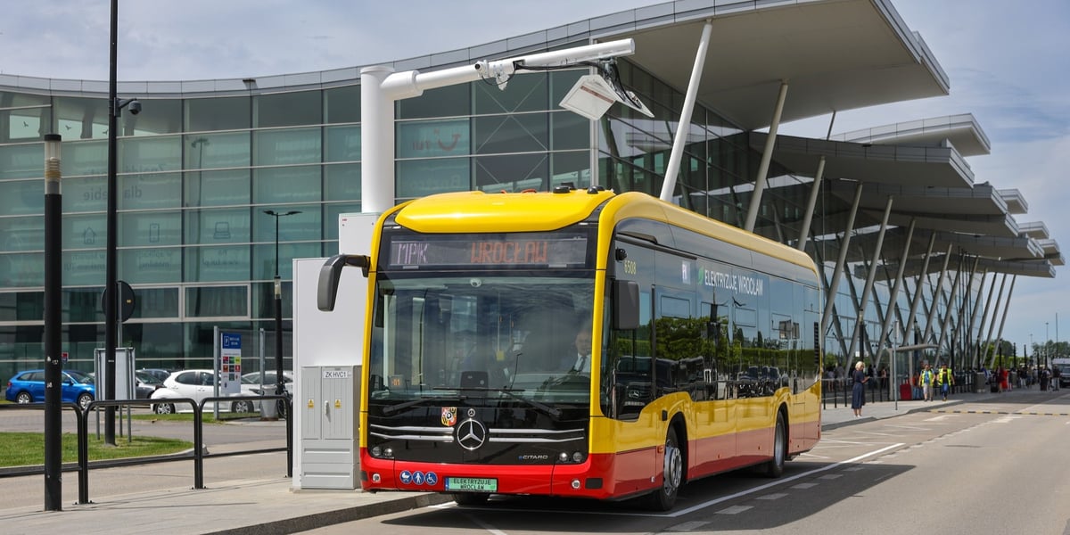 Mercedes eCiatro na wrocławskim lotnisku. Linia 129 kursująca na trasie „Poświęcka (Ośrodek Zdrowia)” – „Port Lotniczy” została już zelektryfikowana
