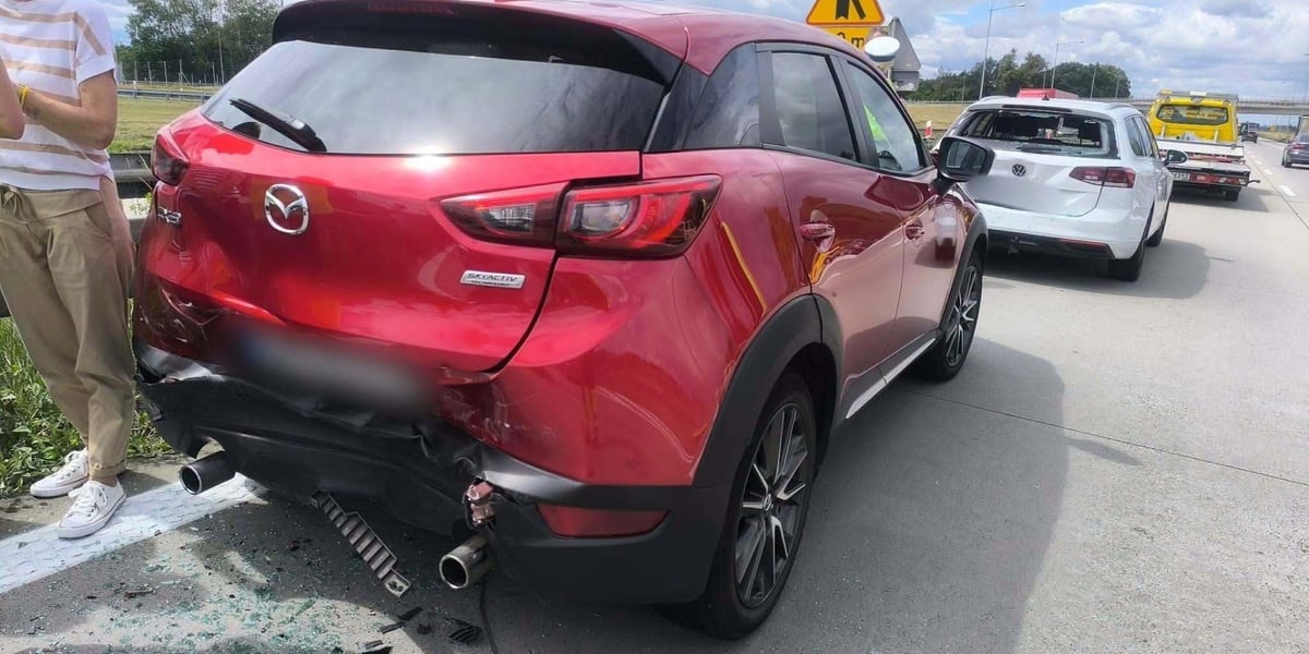 Rozbity czerwony samochód na autostradzie A4