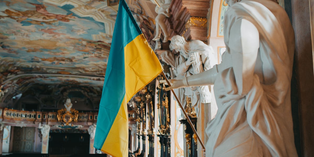 Aula Leopoldyńska udekorowana flagą Ukrainy