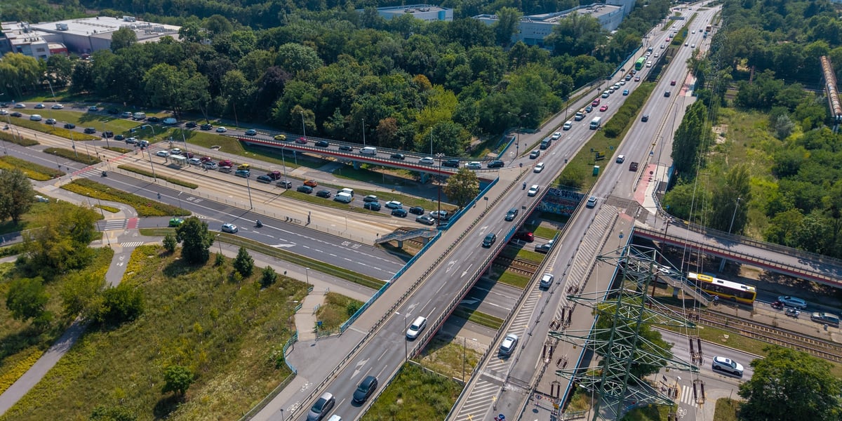 Zmiana organizacji ruchu na Al. Armii Krajowej. Na zdjęciu: popołudniowe korki związane z remontem dylatacji, zdjęcie z drona