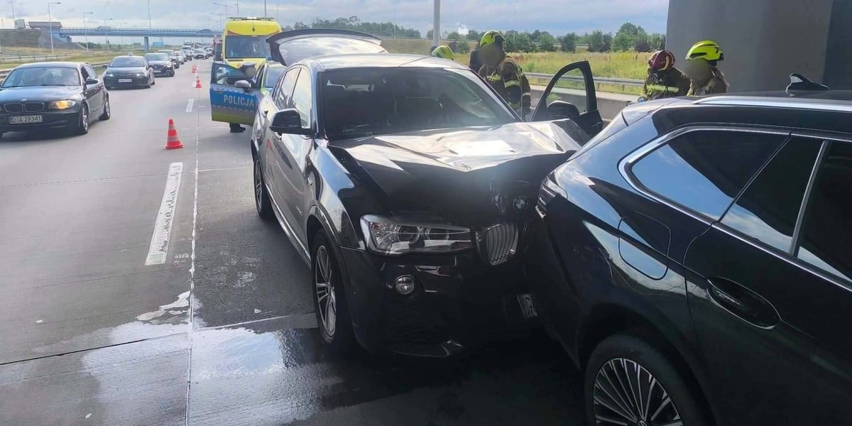 Karambol na A4: rozbite auta pod wiaduktem na autostradzie