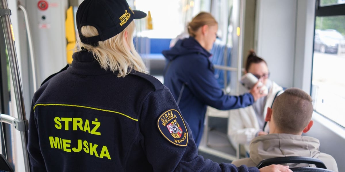 Wspólny patrol strażników miejskich i kontrolerów biletowych MPK