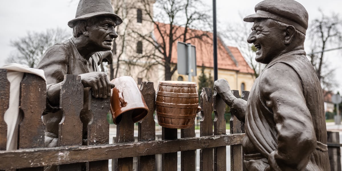 Rzeźba przedstawiająca sylwetki Kargula i Pawlaka stojących przy płocie