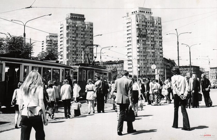 Wrocław w latach siedemdziesiątych, na zdjęciu mieszkańcy i wrocławski "Mantattan"
