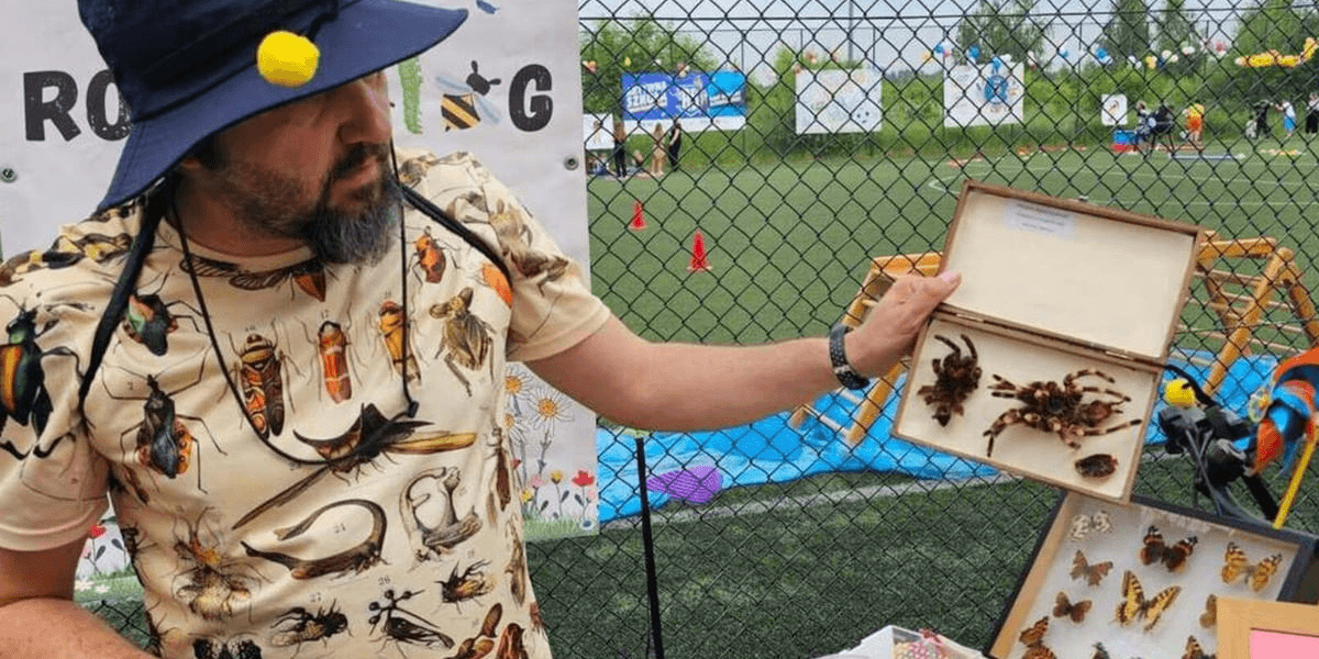 Edukacyjna Motylarnia działa w Boguszycach (gmina Oleśnica). Na zdjęciu Arkadiusz Cichosz ze swoimi owadzimi okazami