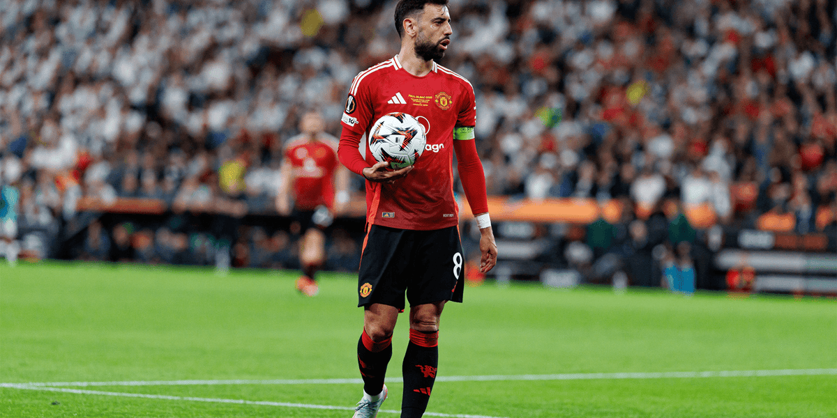 Bruno Fernandes z piłką, w czerwonej koszulce United