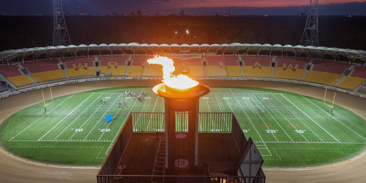 Płonący znicz, murawa i korona Stadionu Olimpijskiego