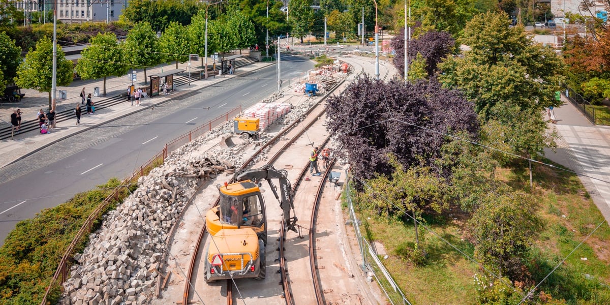 Widok na ulicę Peronową oraz remontowane odcinki torowiska tramwajowego.