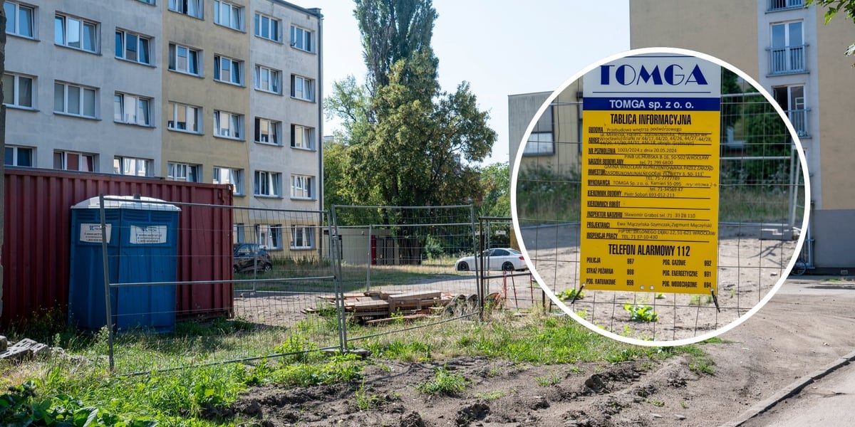 Przenośna toaleta i kontener ogrodzone stalowym płotkiem - zaplecze budowy na podwórku między ulicami Hallera, Mielecką, Połaniecką i Stalowowolską, po prawej - w okrągłym kadrze -tablica informacyjna inwestycji.