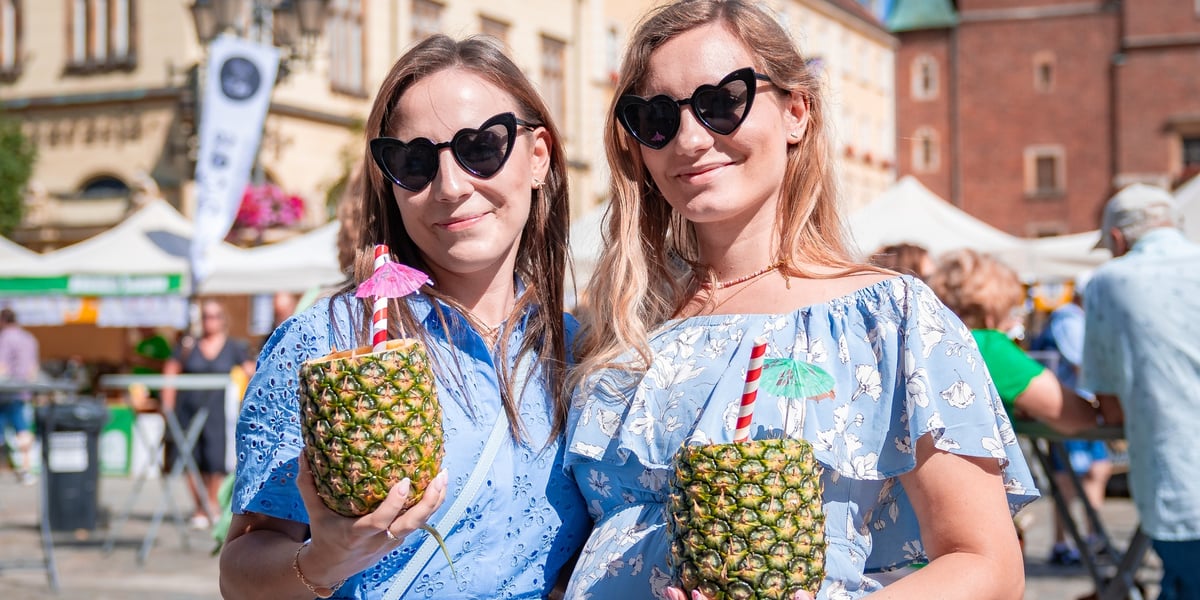 Uśmiechnięte kobiety w Rynku podczas Wrocławskiej Fety