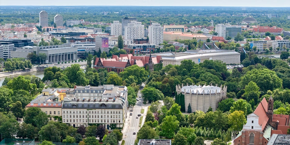 Panorama Wrocławia, widok z drona - zdjęcie ilustracyjne.