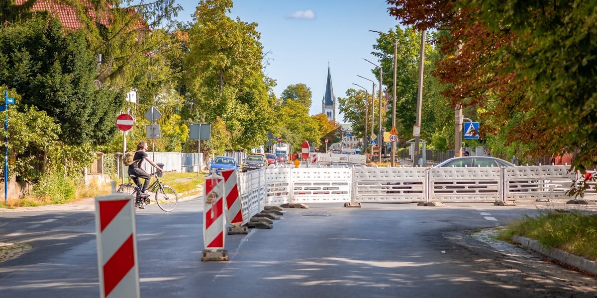 Biało-czerwone słupki na Gajowickiej, 8 sierpnia 2026