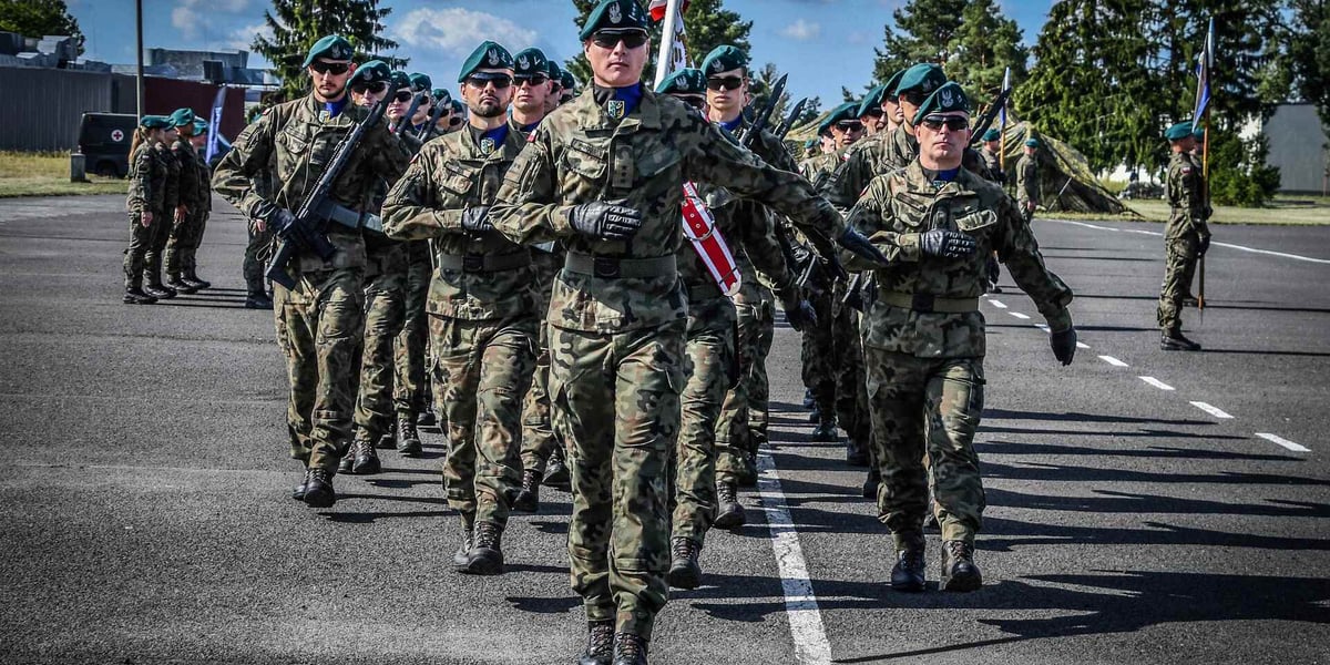 Przysięga wojskowa w 10 Wrocławskiej Brygadzie Łączności. Na zdjęciu maszerujący żołnierze - 8.08.2026 r.