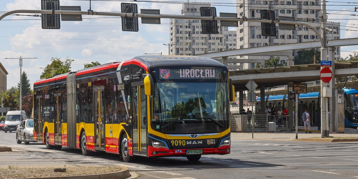 Przegubowy autobus elektryczny MAN Lion’s City 18 E jedzie ulicą przez Rondo Reagana.