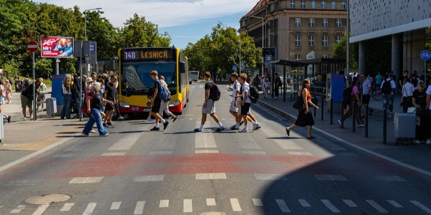 Aktualny widok na ul. Suchą z przystankiem autobusowym przy wyjściu z Dworca Głównego PKP