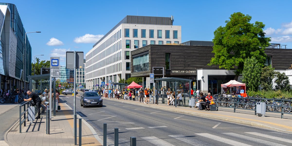 Aktualny widok na ul. Suchą z przystankiem autobusowym przy wyjściu z Dworca Głównego PKP i centrum handlowym Wroclavia.