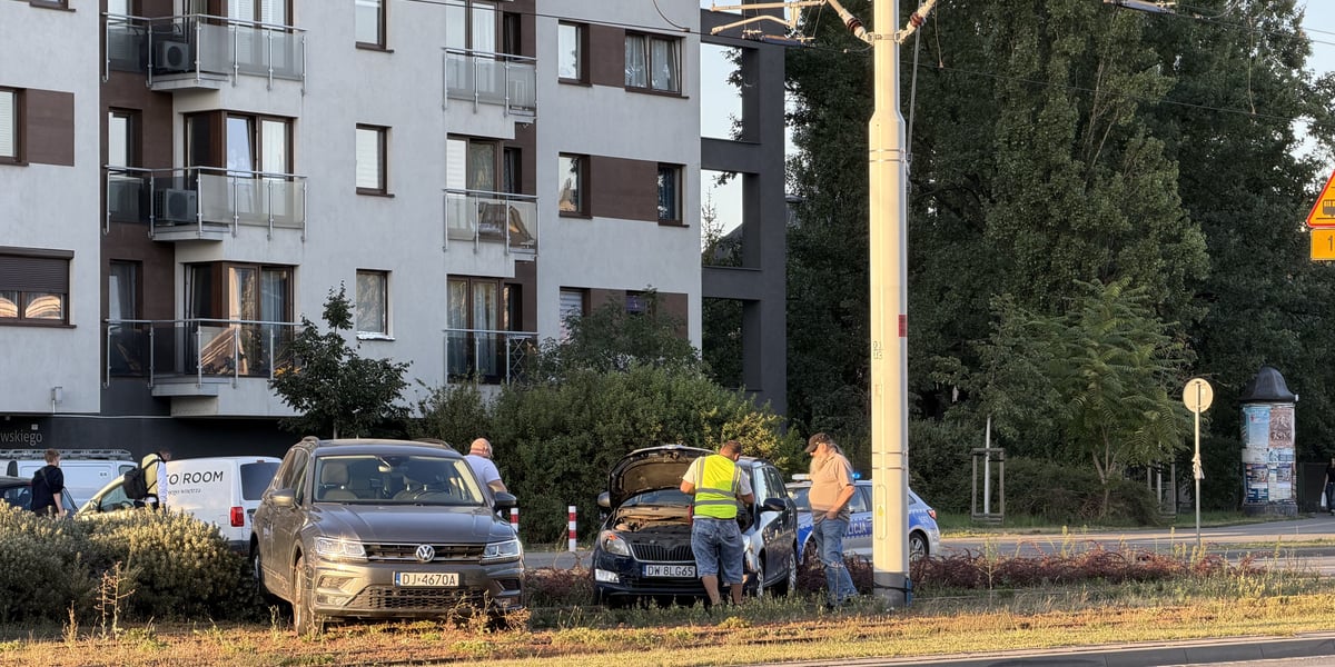 Dwa auta po kolizji znalazły się na torowisku ul. Dmowskiego, MPK Wrocław wprowadziło objazdy tramwajów