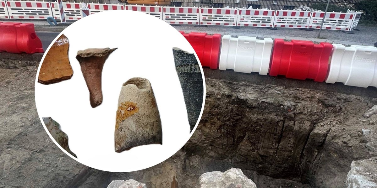w kółku: fragmenty ceramicznych naczyń znalezionych podczas prac na ul. Bożego Ciała; w tle: wykop na budowie drogi rowerowej