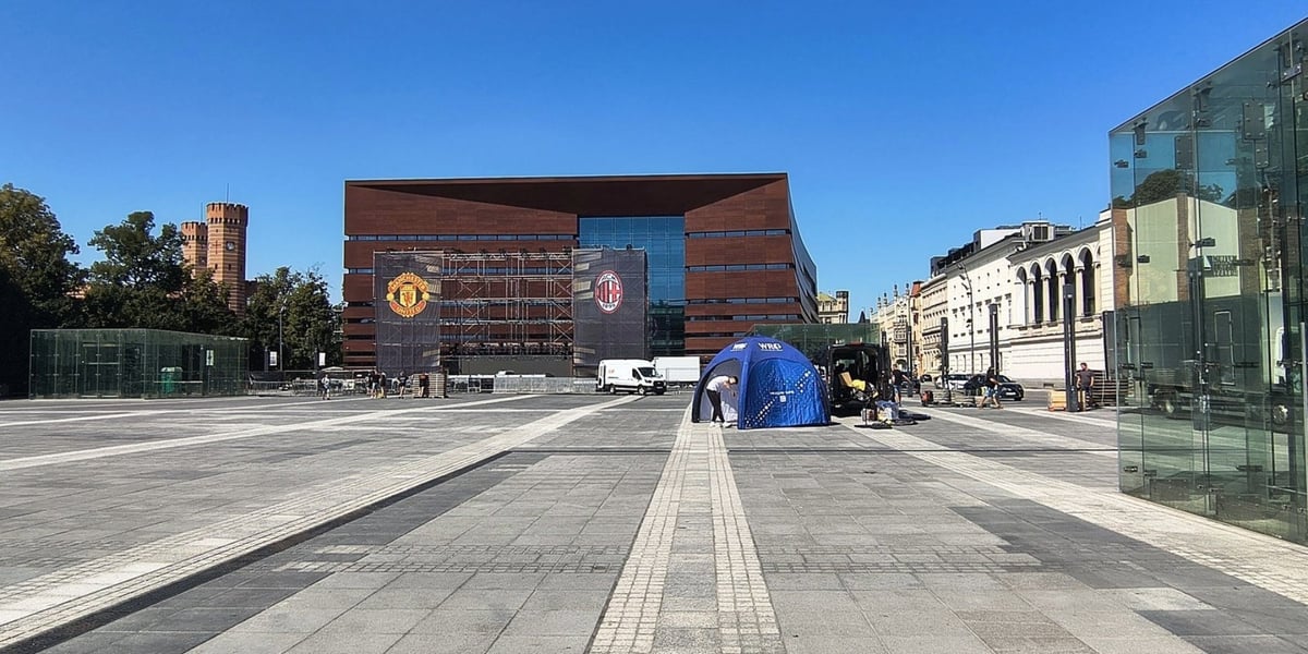 Plac przed Narodowym Forum Muzyki. Trwa budowa rusztowania na którym zawiśnie ekran w strefie kibica, 13 sierpnia 2026