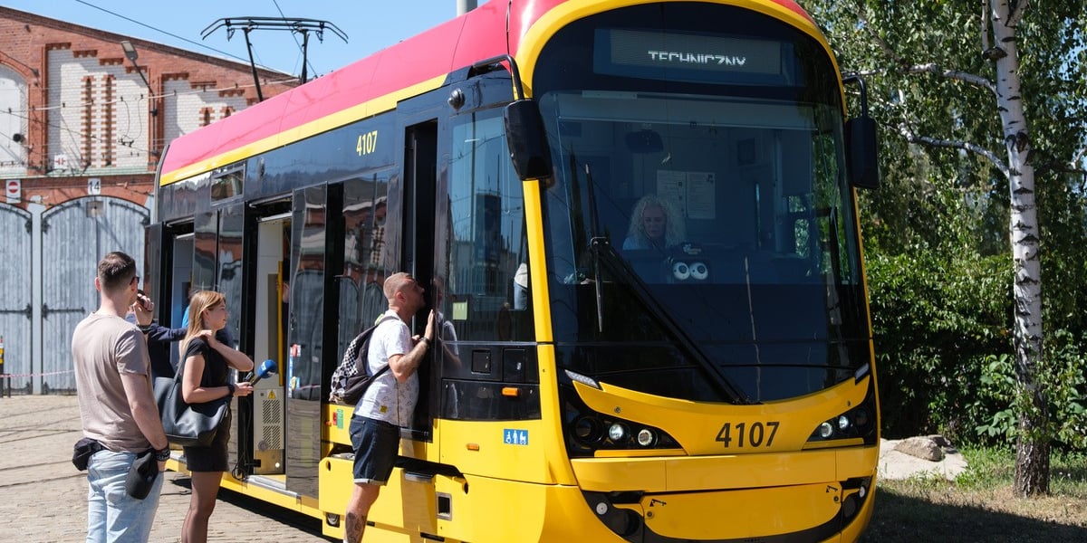 Pierwszy dzień testów tramwaju Hyundai Rotem 141N. Wrocław, 14.08.2026. Na zdjęciu pasażerowie wsiadający do pomalowanego na żółto tramwaju.