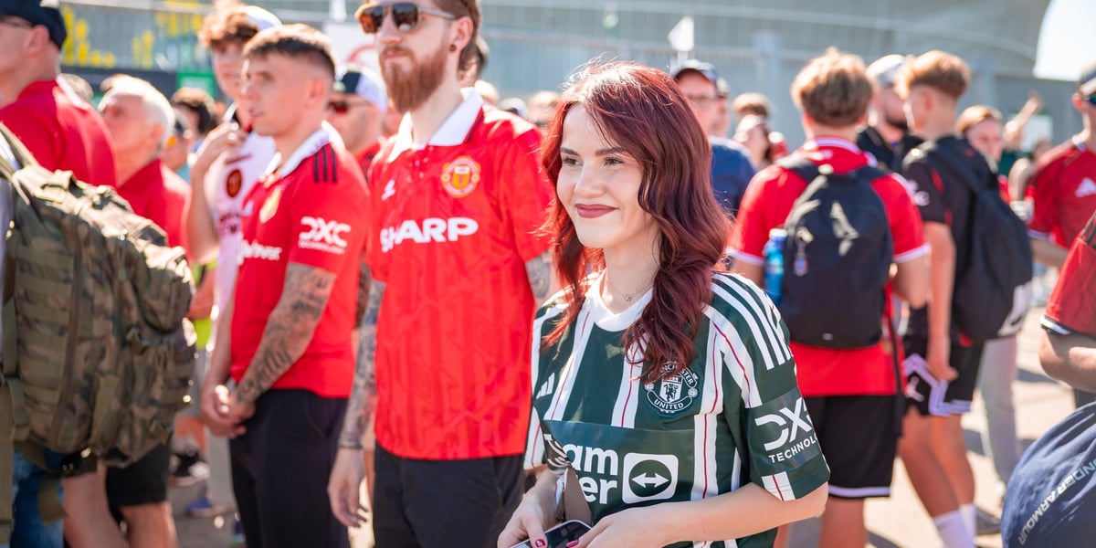 Grupa kibiców idących na Tarczyński Arena na mecz AC Milan - Manchester United.