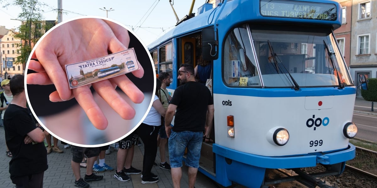 Zabytkowy tramwaj Tatra T3SUCS na przystanku, w lewej części zdjęcia, w okrągłym kadrze bilet specjalny z rysunkiem i nazwa tramwaju leżący na dłoniach.