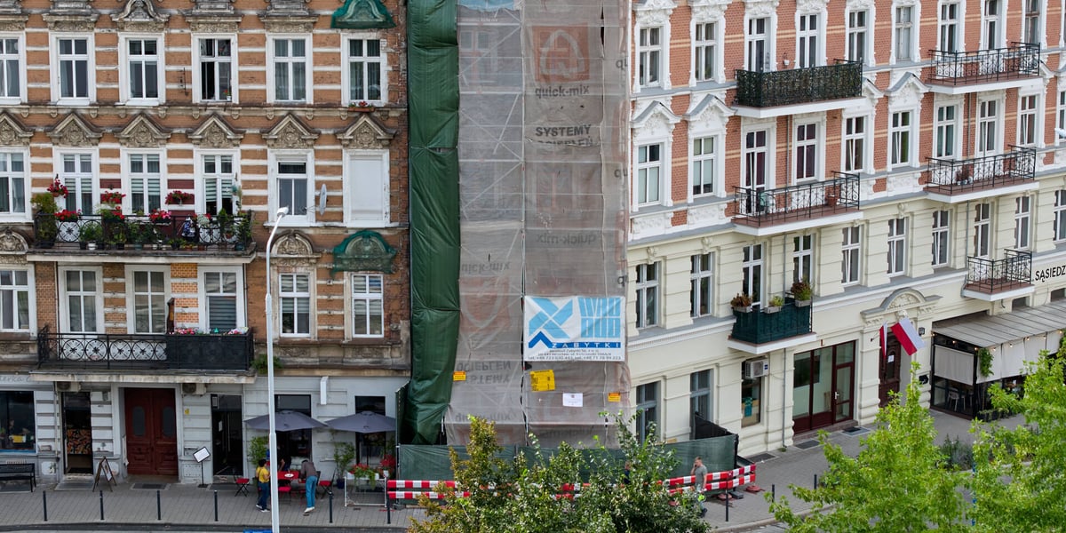 Widok na kamienice na rogu Wrocławczyka i Polaka