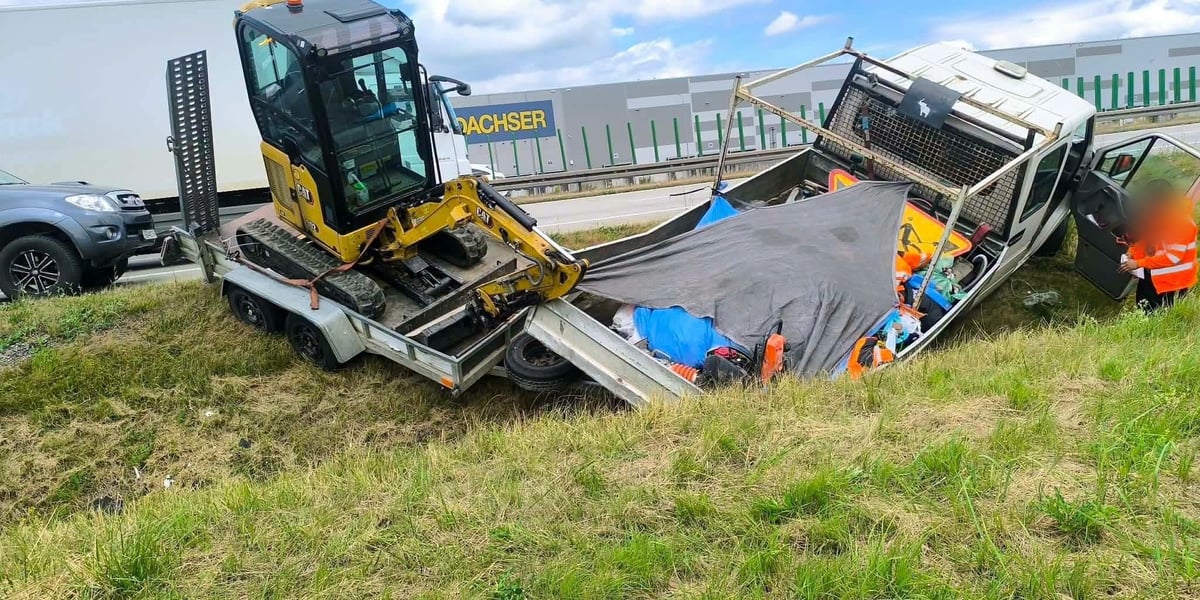 Utrudnienia na A4 pod Wrocławiem. Samochód dostawczy z minikoparką wpadł do rowu 