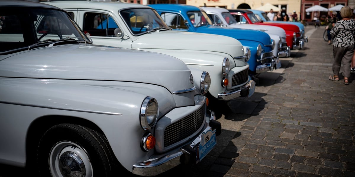 Parada uczestników zlotu MotoClassic Wrocław 2026. Prezentacja zabytkowych samochodów na Rynku we Wrocławiu, 21.08.2026 r.