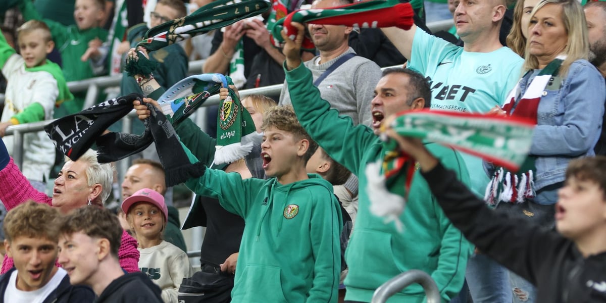 Kobiety, mężczyźni i dzieci. Kibice na meczu Śląsk Wrocław – Widzew Łódź, 22.08.2026 r.