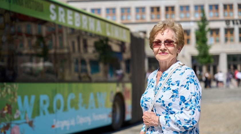 Halina Nogaj, seniorka na jego tle. Zdjęcia powstały podczas konferencji prasowej  8 czerwca 2026 r.