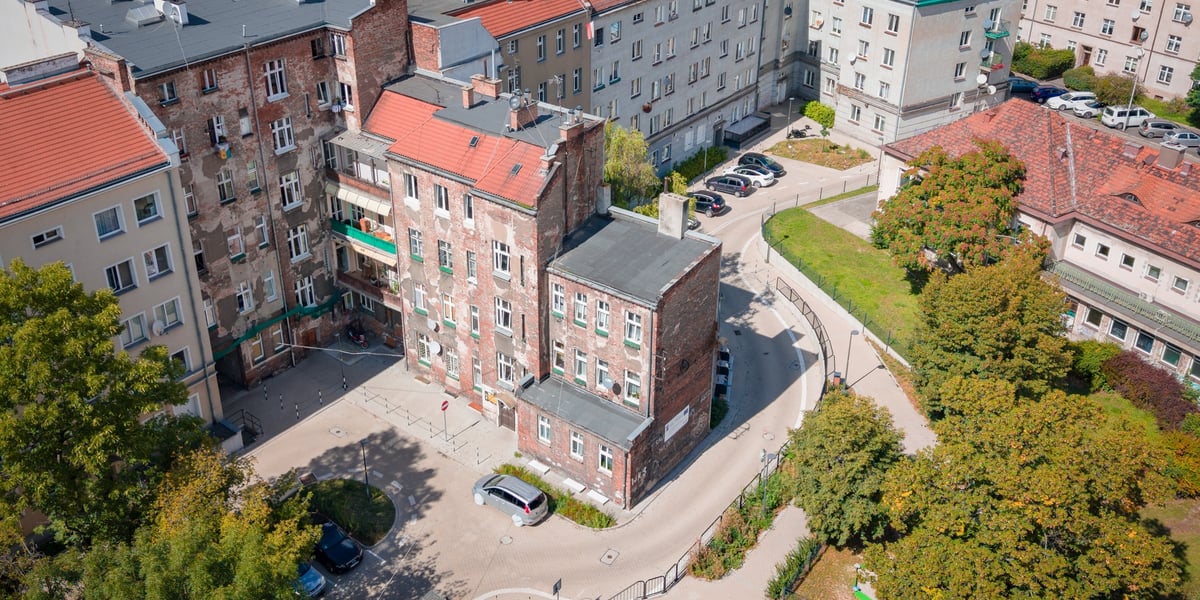 Widok z drona na kamienicę w oficynie przy ul. Wyszyńskiego 105a, która przejdzie kapitalny remont.